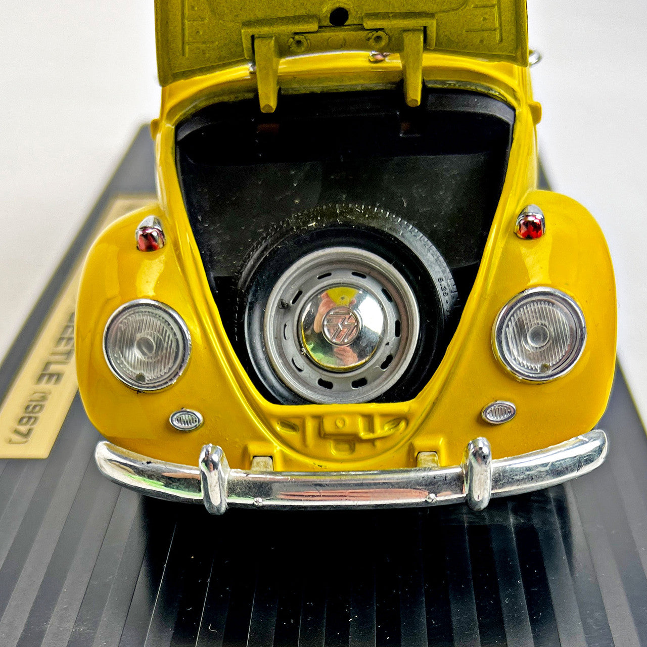 Yellow 1967 Volkswagen Beetle Die-Cast Car 1:18 Scale with Stand